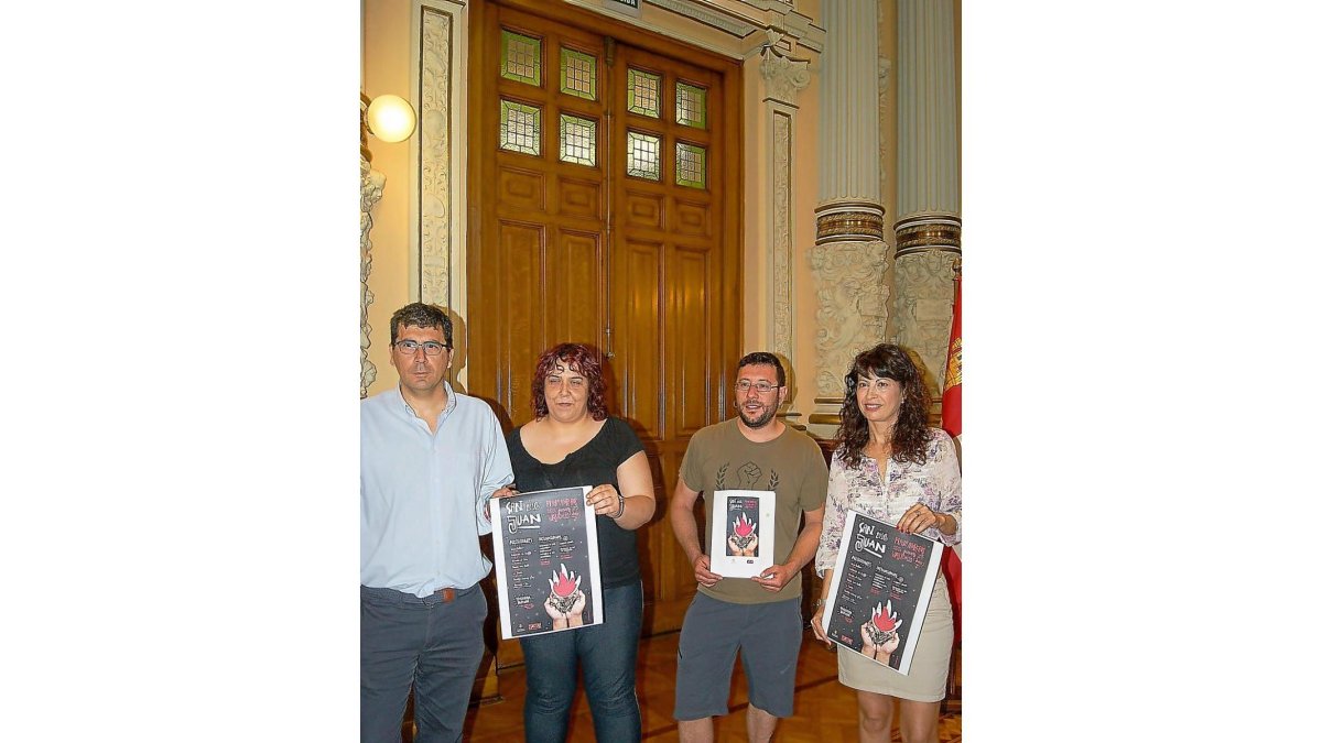 Ana Redondo presentó ayeren el Ayuntamiento el cartel de actividades de la Noche de San Juan.-EL MUNDO