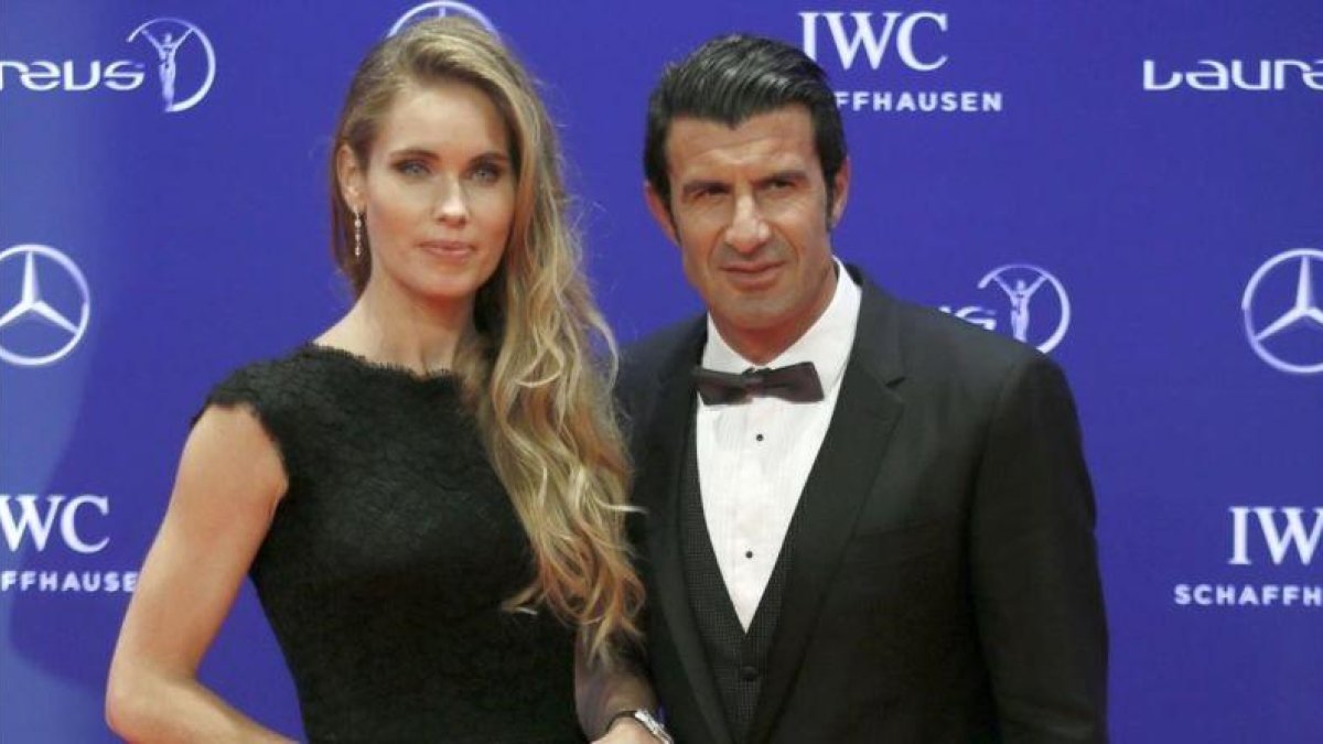 Luis Figo junto a su esposa Helen Svedin durante los premios Laureus-REUTERS / HANNIBAL HANSCHKE