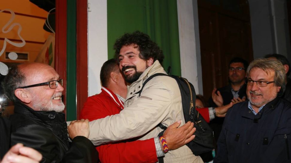 El candidato de IU a la Junta, José Sarrión, recibe felicitaciones tras el escrutinio de los votos en las elecciones autonómicas y municipales 2015-Ical