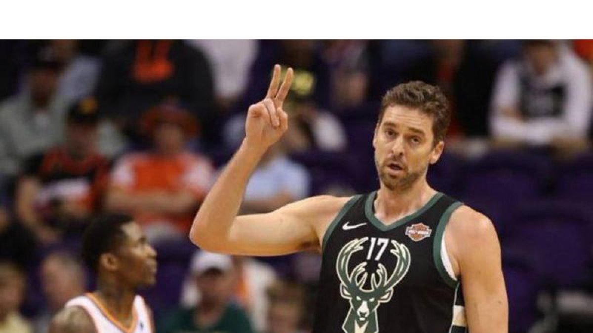 Pau Gasol, con su nueva camiseta.-AFP