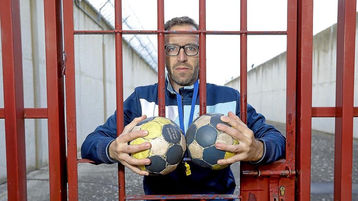 Izquierda, Fernando Hernández posa con dos balones de balonmano dentro de las instalaciones del CentroPenitenciario de Villanubla.-J.M. LOSTAU