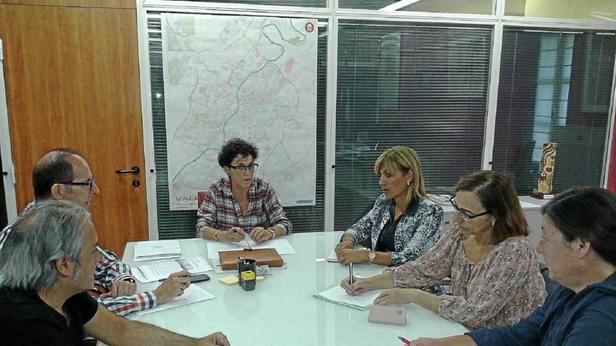 Cruz Roja y Accem durante la reunión.-El Mundo