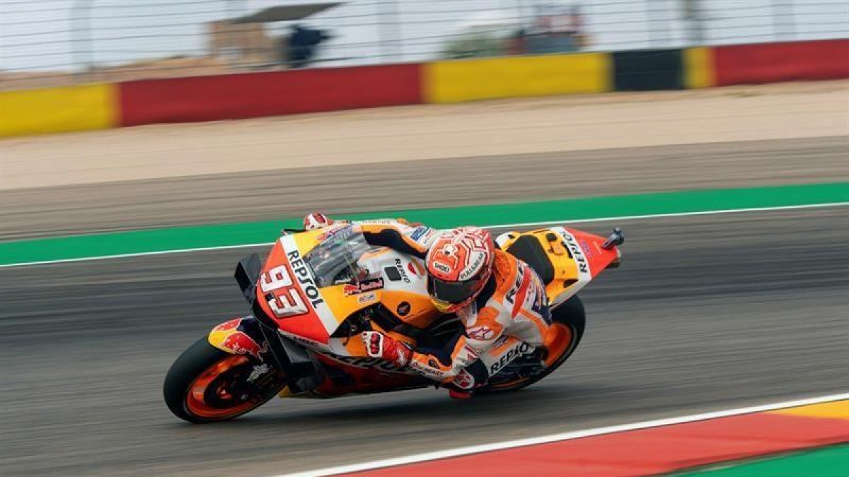 El piloto de MotoGP Marc Márquez, durante la primera jornada de entrenamientos del Gran Premio de Aragón de MotoGP en el circuito Motorland de Alcañiz.-EFE