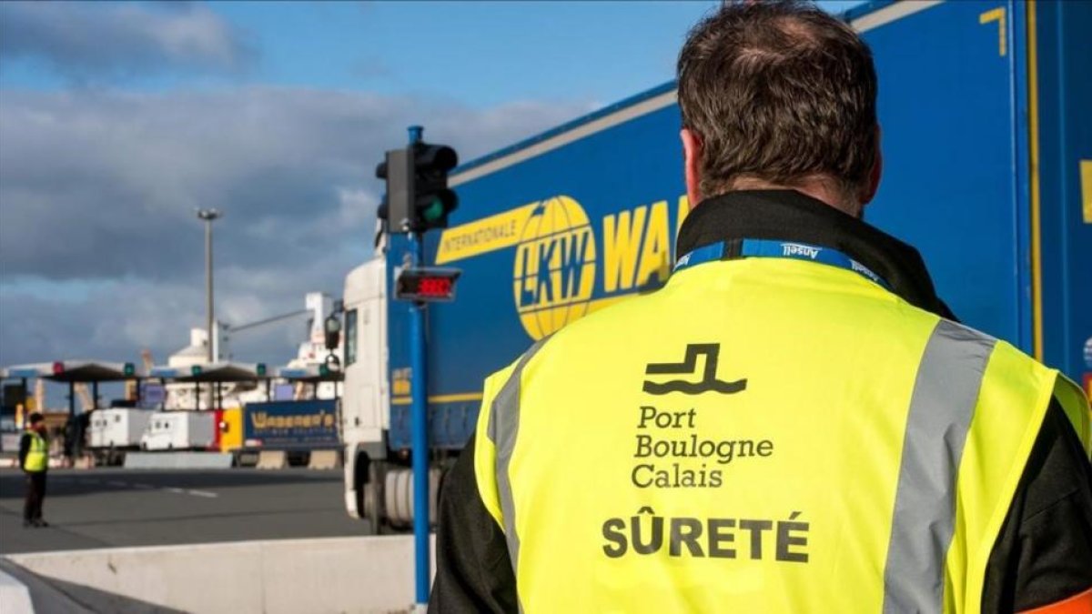 Un guardia de seguridad en el paso de camiones de Calais.-PHILIPPE HUGUEN