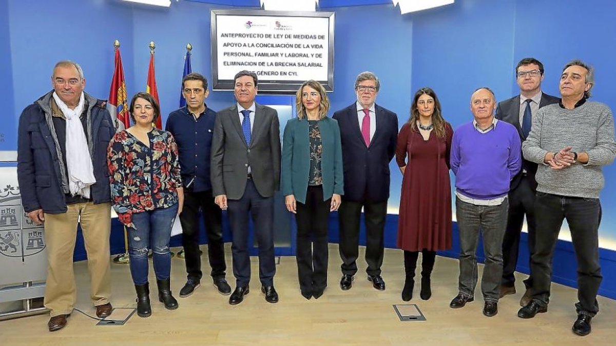 Los consejeros Carlos Fernández Carriedo y Alicia García junto a los representantes de los sindicatos.-ICAL