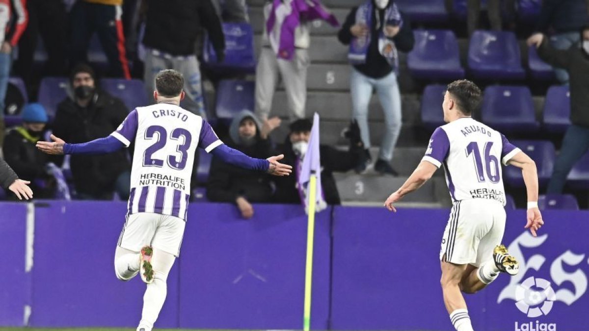Cristo y Aguado celebran el tanto ante el Burgos. / LA LIGA