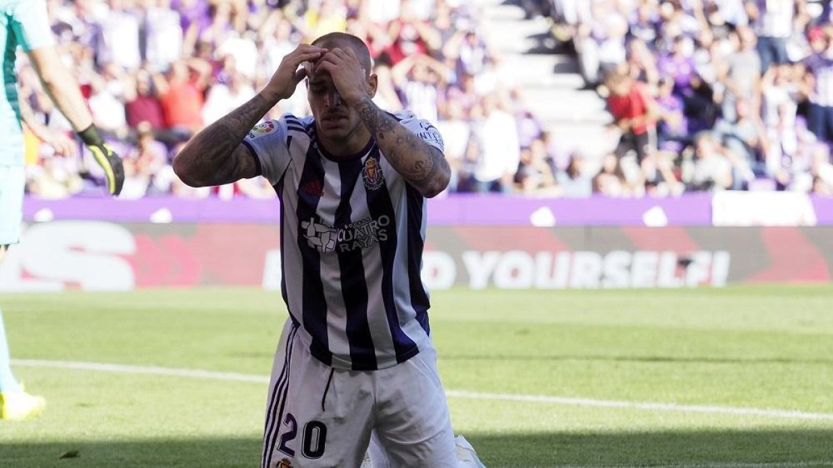 La imagen de la desesperación. Sandro, tras fallar el penalti.-PABLO REQUEJO