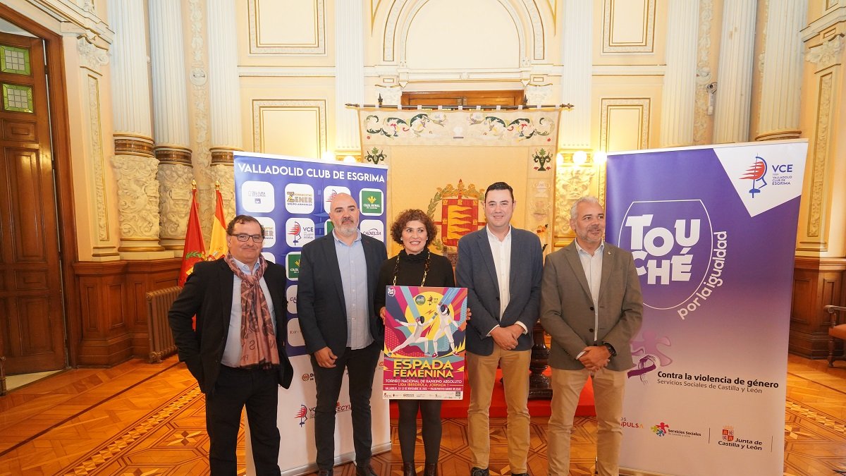 La concejala de Participación Ciudadana y Deportes, Mayte Martínez, acompañada por el presidente de la Federación de Esgrima de Castilla y León, Daniel Bravo, el presidente del Valladolid Club de Esgrima VCE, Rubén Álvarez, y el diputado de Deportes y Juventud, Javier González, y Narciso Prieto, director de Comunicación de Caja Rural de Zamora en la presentación del X Torneo Nacional de Espada Femenina, -AYTO. VA.