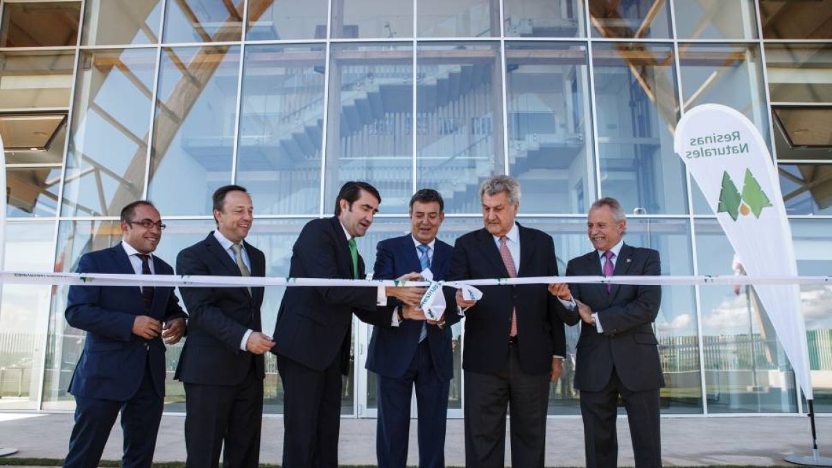 (de I a D) El presidente de la Diputación, Luis Rey; el director general de Resinas Naturales, Francisco Revilla; el consejero de Fomento y Medio Ambiente, Juan Carlos Suárez-Quiñones; el presidente de la compañía, Luis Martínez de San Vicente; el preside-ICAL