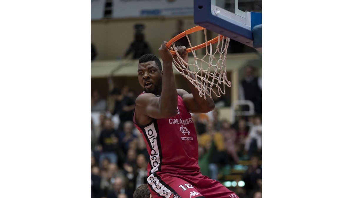 Seydou Aboubacar machaca el aro tras superar a Larsen.-J. C. CASTILLO