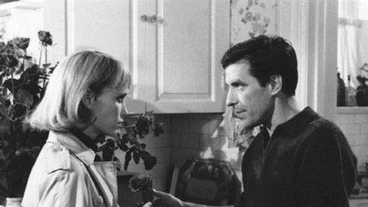 John Cassavetes junto a Mia Farrow en una escena de 'La semilla del diablo'-IMDB