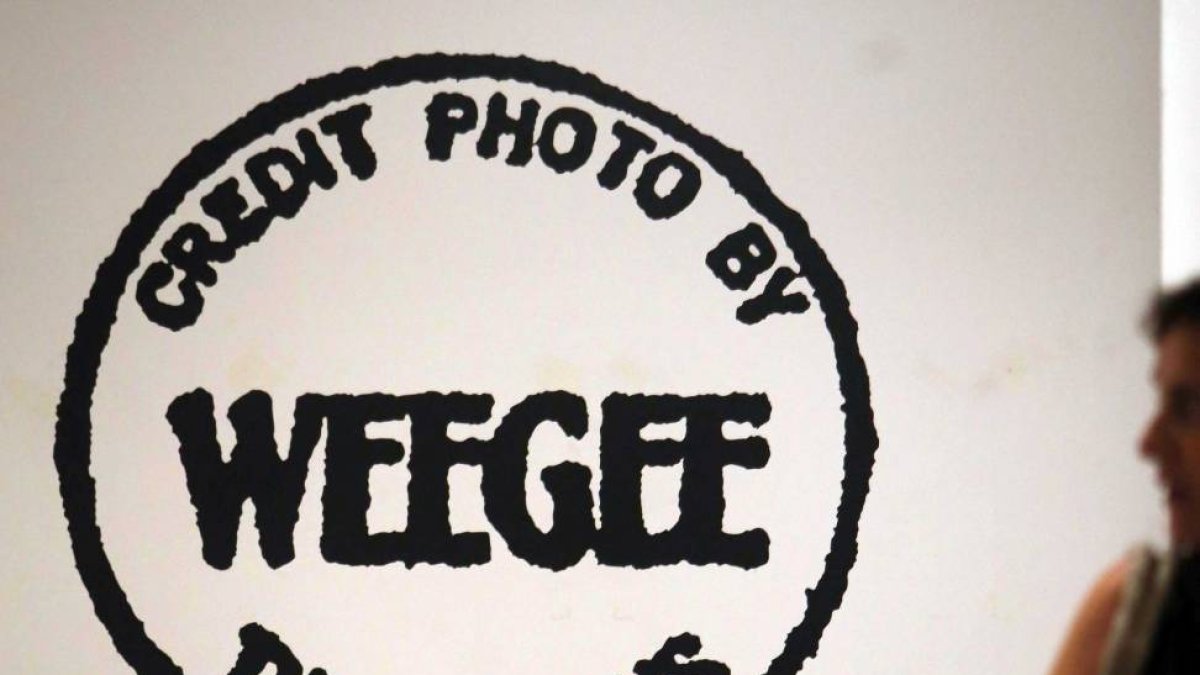 Autorretrato del fotógrafo en la exposición 'Weegee. The Famous' en la sala de exposiciones de San Benito-Ical