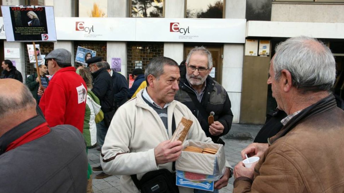 Miembros de parados en movimiento reparte galletas a las puertas del Ecyl-Ical