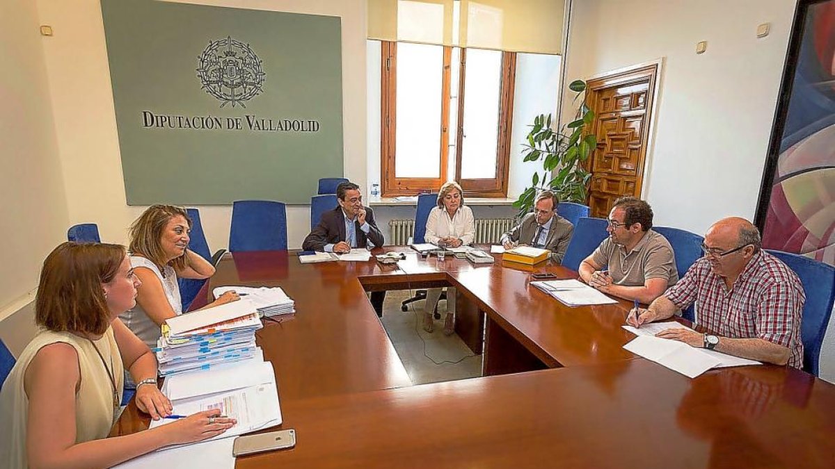 Pilar Vicente, Teresa López, Agapito Hernández, Carmen Lucas, Juan Carlos Olea, Héctor Gallego y Salvador Arpa ayer, en la reunión de la comisión.-E. M.