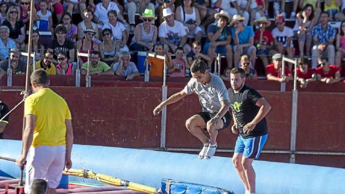 Varios jóvenes participan en el Grand Prix con mini becerras celebrado ayer por la tarde en la Plaza de Toros.-M. Á. Santos