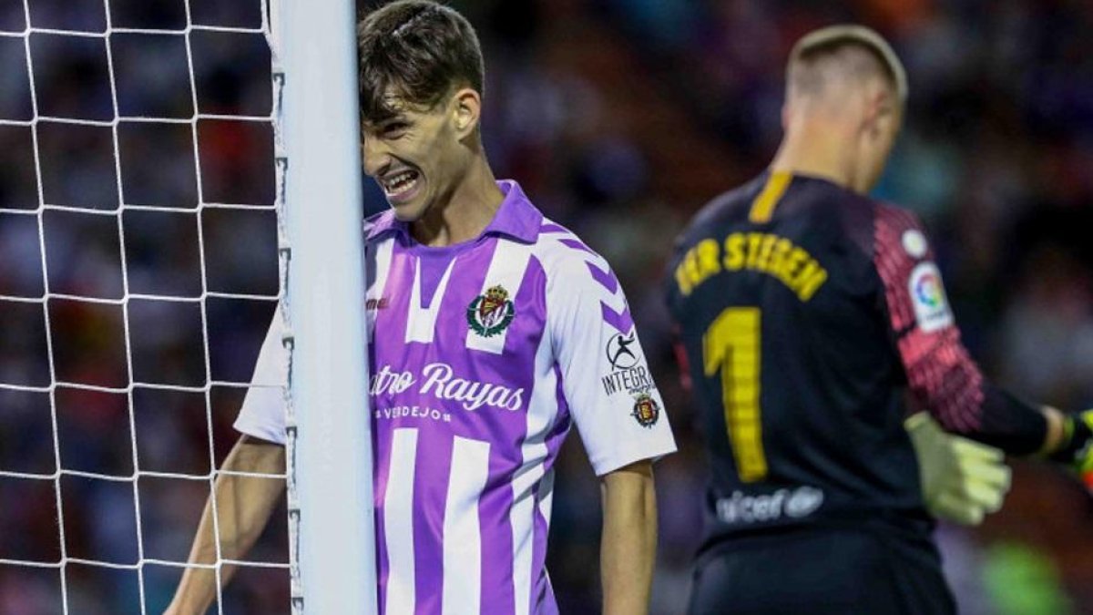 Toni se lamenta junto al poste, de espaldas a Ter Stegen.-LALIGA