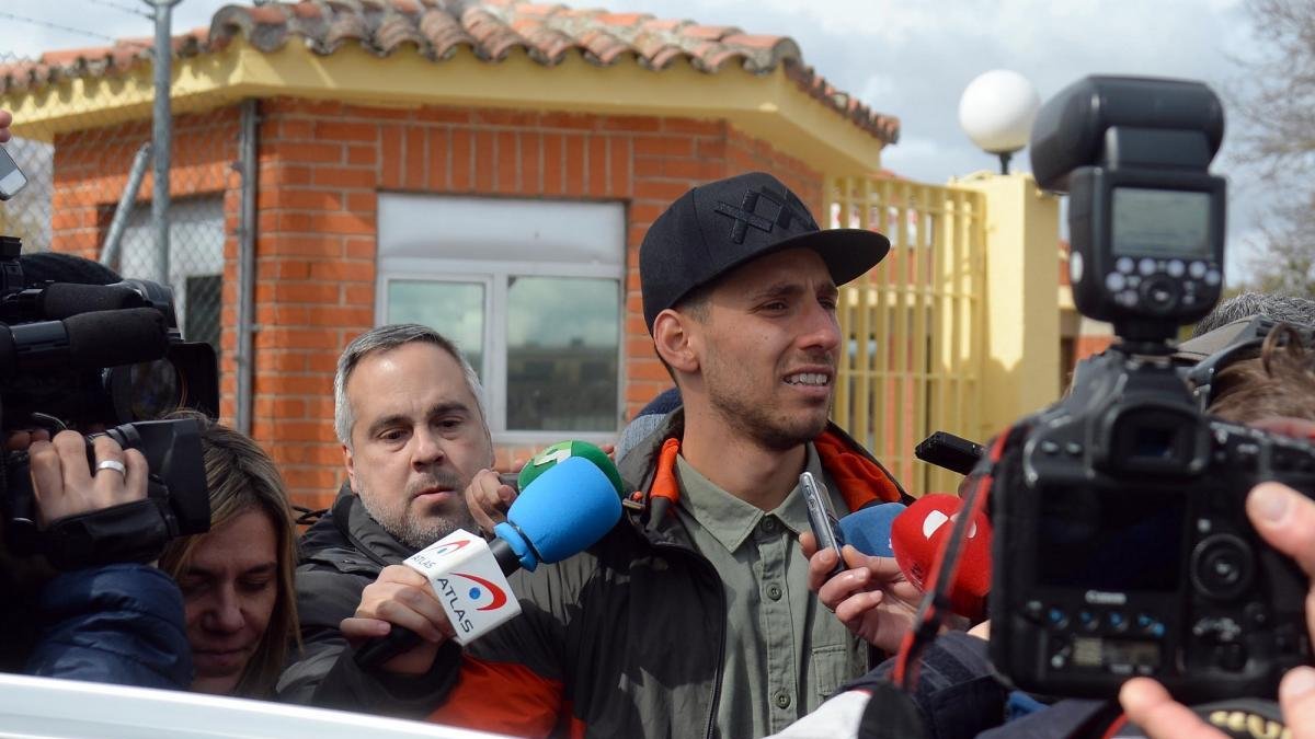 Salida de Victor Rodríguez, 'Viti', unos de los jugadores de la Arandina imputado por agresión sexual de la carcel de Burgos, en una imagen de archivo.-ICAL