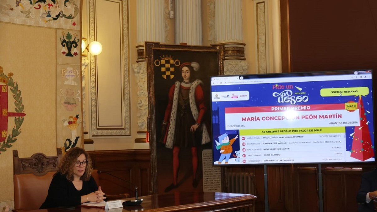 La concejala Charo Chávez durante el sorteo de El Árbol de los Deseos. E.M.