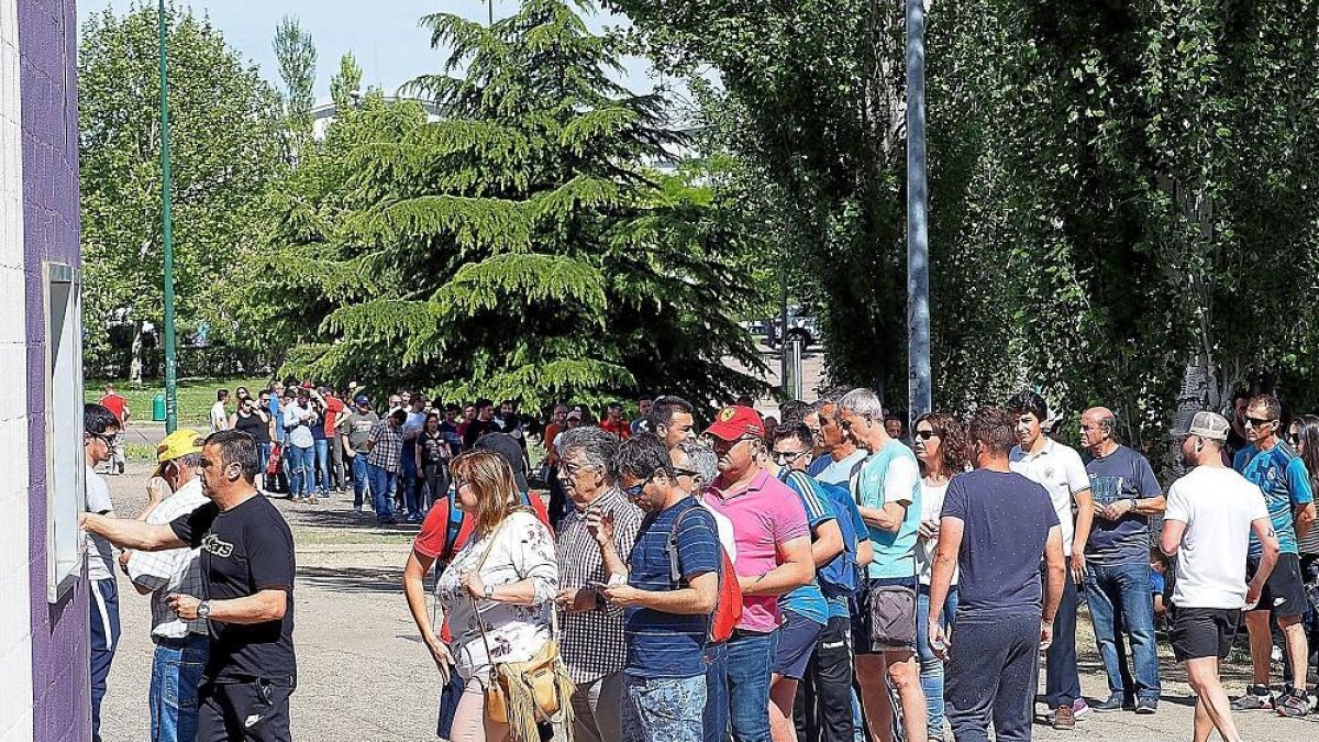 Cola en las taquillas del estadio para la compra de entradas por parte de abonados del Real Valladolid.-PABLO REQUEJO