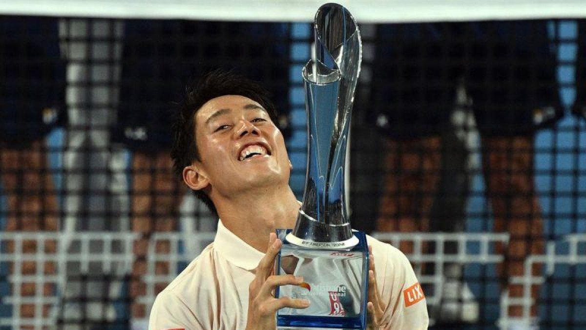 Nishikori exhibe el trofeo de Brisbane.-AFP