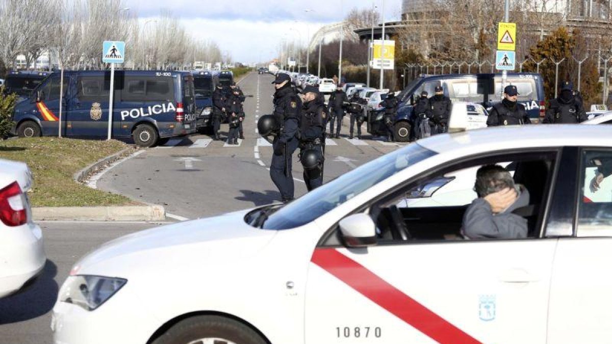 Huelga de taxistas en los alrededores de Ifema este miércoles.-DAVID CASTRO