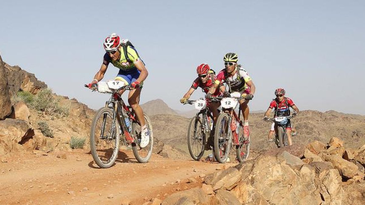 El exciclista profesional Fran Pérez, al frente del pelotón, durante la Titan Desert 2015.-/ TITAN DESERT