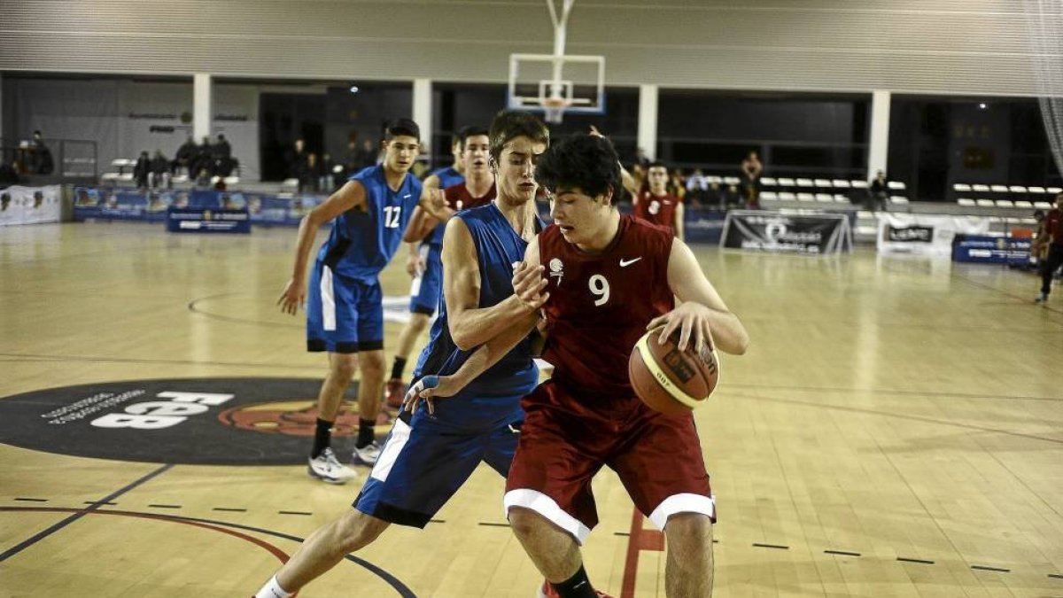 Gálvez intenta ganar la línea de fondo ante un rival balear-M.GONZÁLEZ / APDV