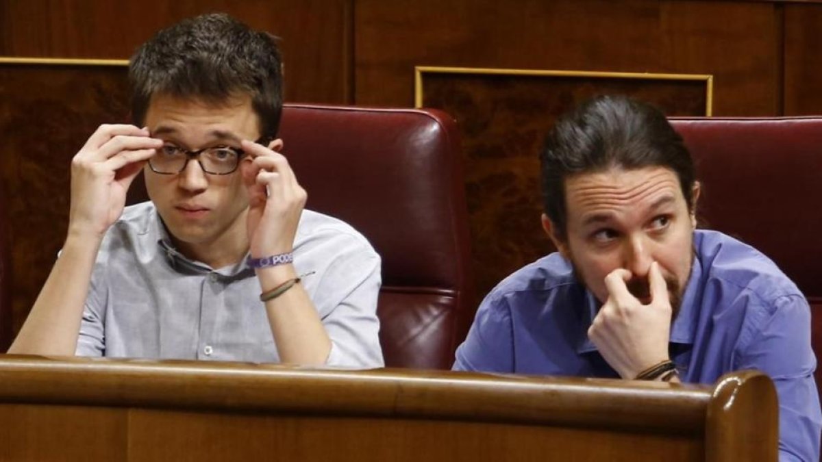 Pablo Iglesias e Íñigo Errejón en sus escaños, este miércoles durante el pleno del Congreso.-