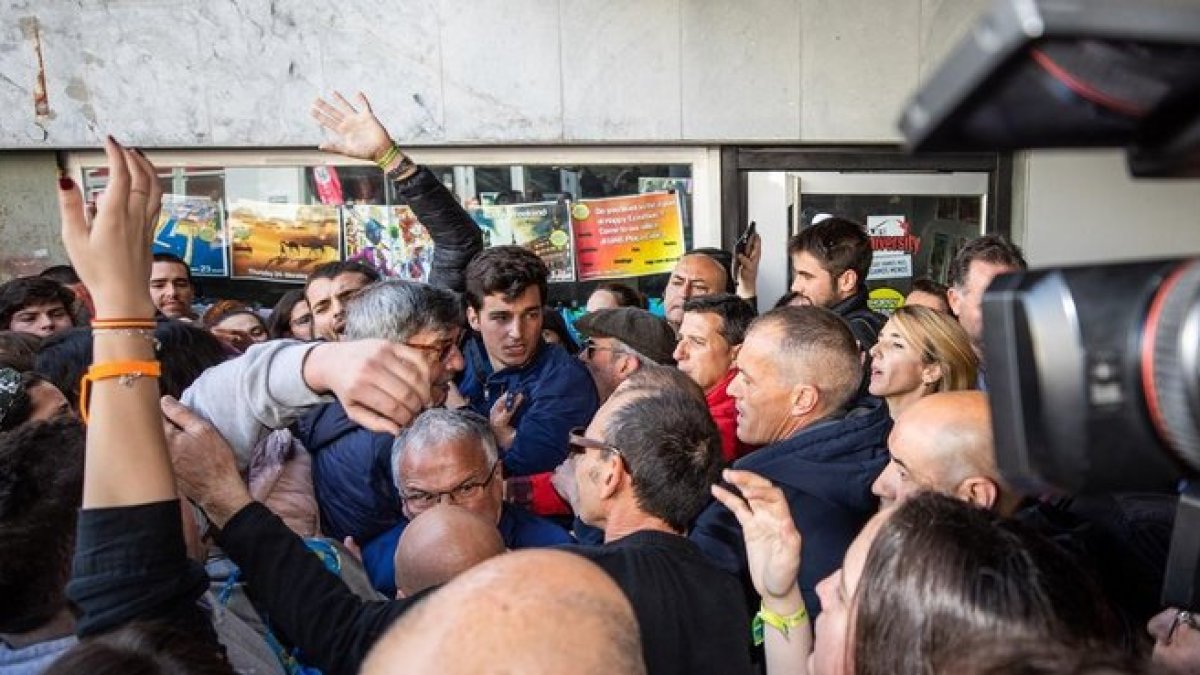 Tensión durante la visita de Cayetana Álvarez de Toledo a la UAB.-ROBERT RAMOS
