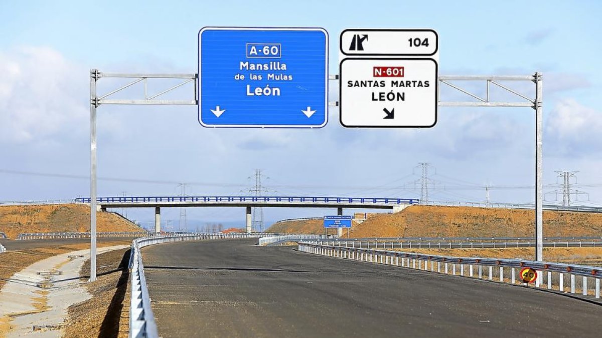 Imagen de la autovía, el pasado día 7, en la que se observa el estado de parte del tramo Santas Martas-Puente Villarente y la paralización de las obras.-J.M. LOSTAU