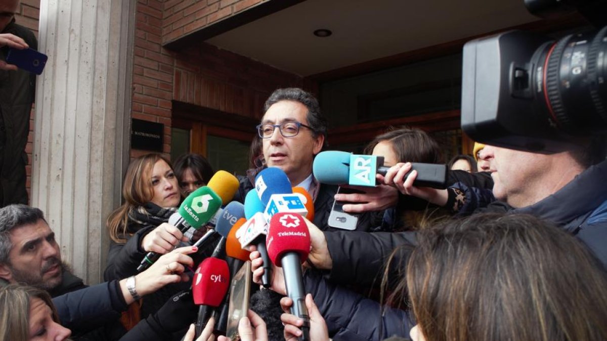 El abogado Luis Antonio Calvo, a la salida del juzgado.-L. V.