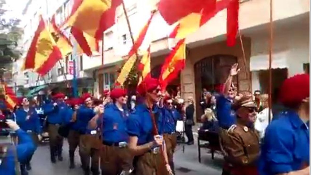 La murga Galipoteros, en el pasacalles del Carnaval de Santoña.-TWITTER