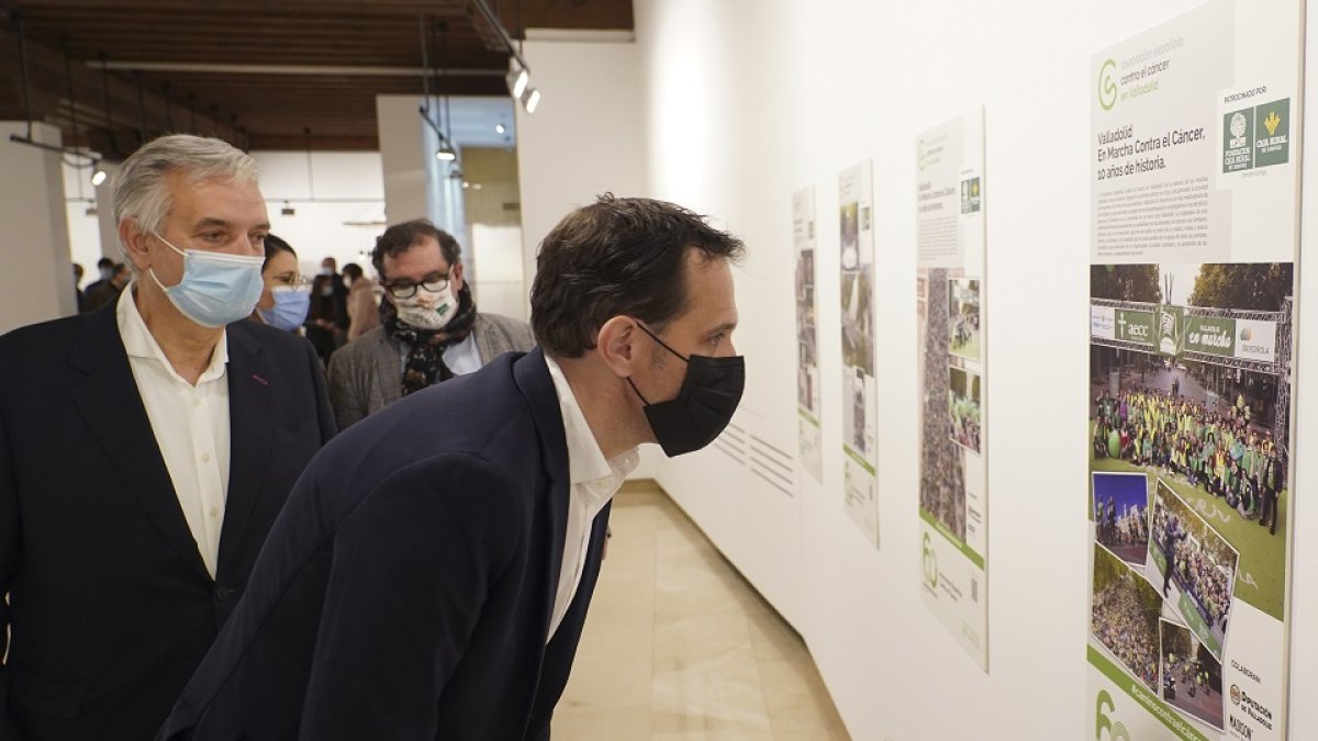 El presidente de la Diputación de Valladolid, Conrado Íscar, y el presidente de la Asociación Española Contra el Cáncer de Valladolid, Artemio Domínguez, presentan en la Sala de Exposiciones Teresa Ortega Coca del Palacio de Pimentel, la exposición conmemorativa de los 60 años de la AECC.- ICAL