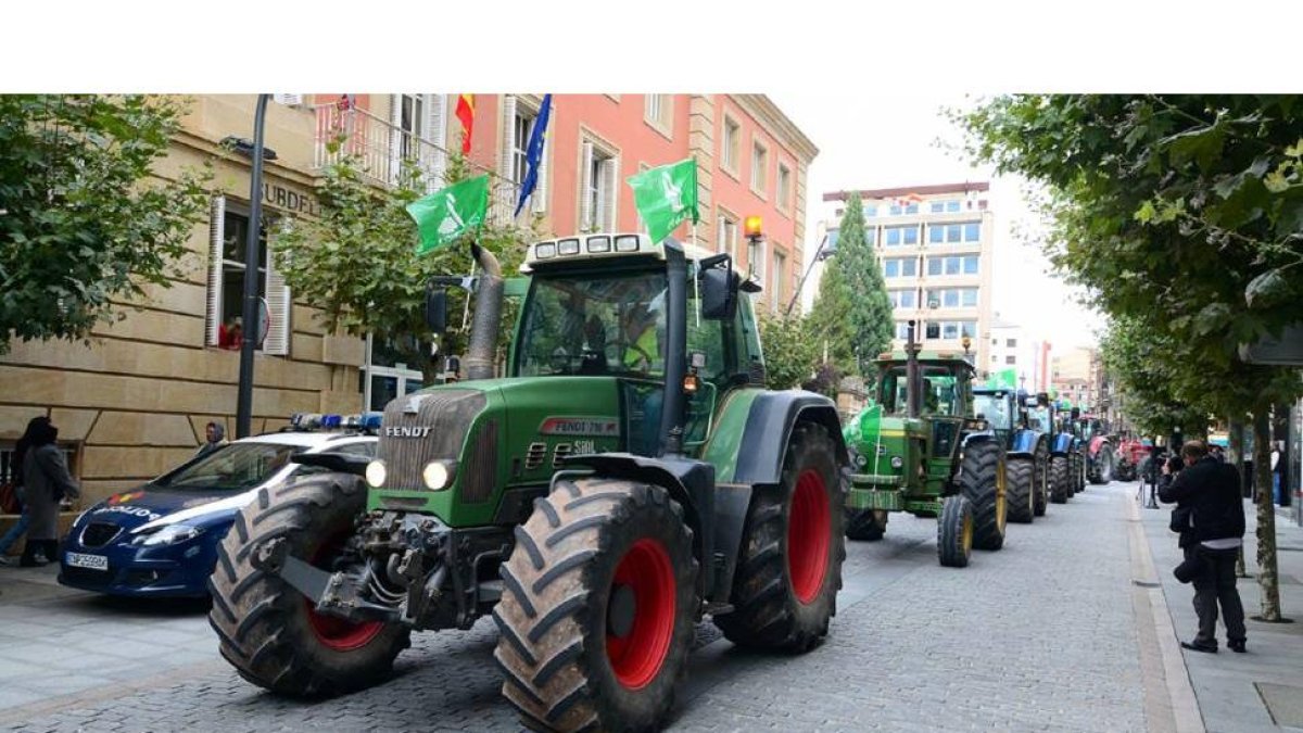 Los tractores de los agricultores sorianos tomaron el centro de la ciudad.-Álvaro Martínez