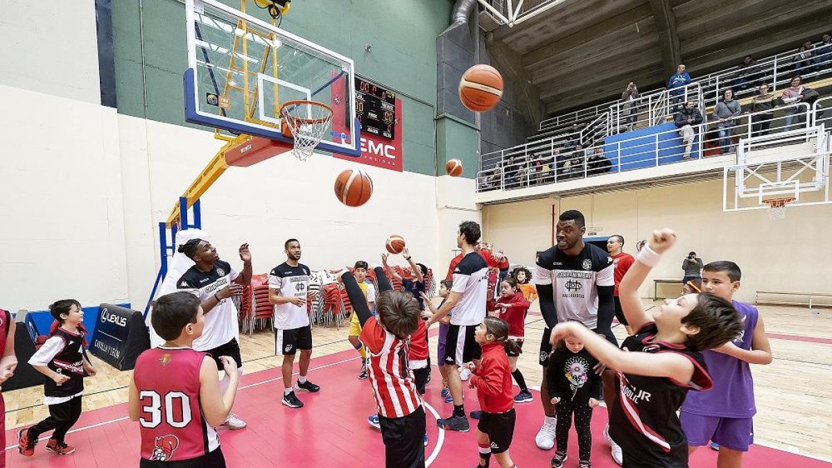 Multitudinario entrenamiento navideño del Carramimbre CBCV junto a los niños de la Escuela y de otros colegios.-PABLO REQUEJO / PHOTOGENIC