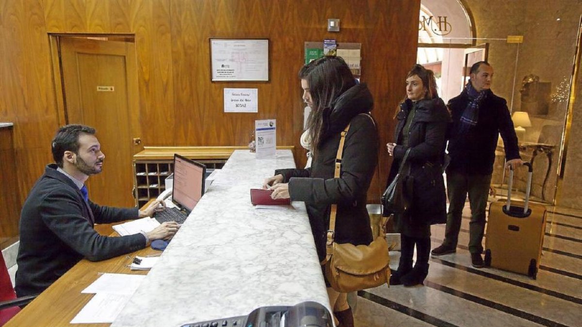 Clientes del Hotel Mozart este fin de semana en la recepción del establecimiento.-P. Requejo