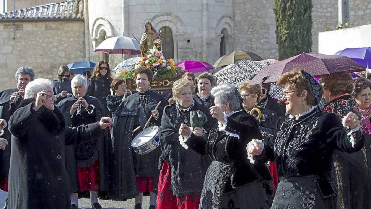 Mujeres de la Asociación de Consumo de Íscar bailan al son de las jotas para acompañar la Virgen en procesión tras la celebración de la misa-J.M. LOSTAU
