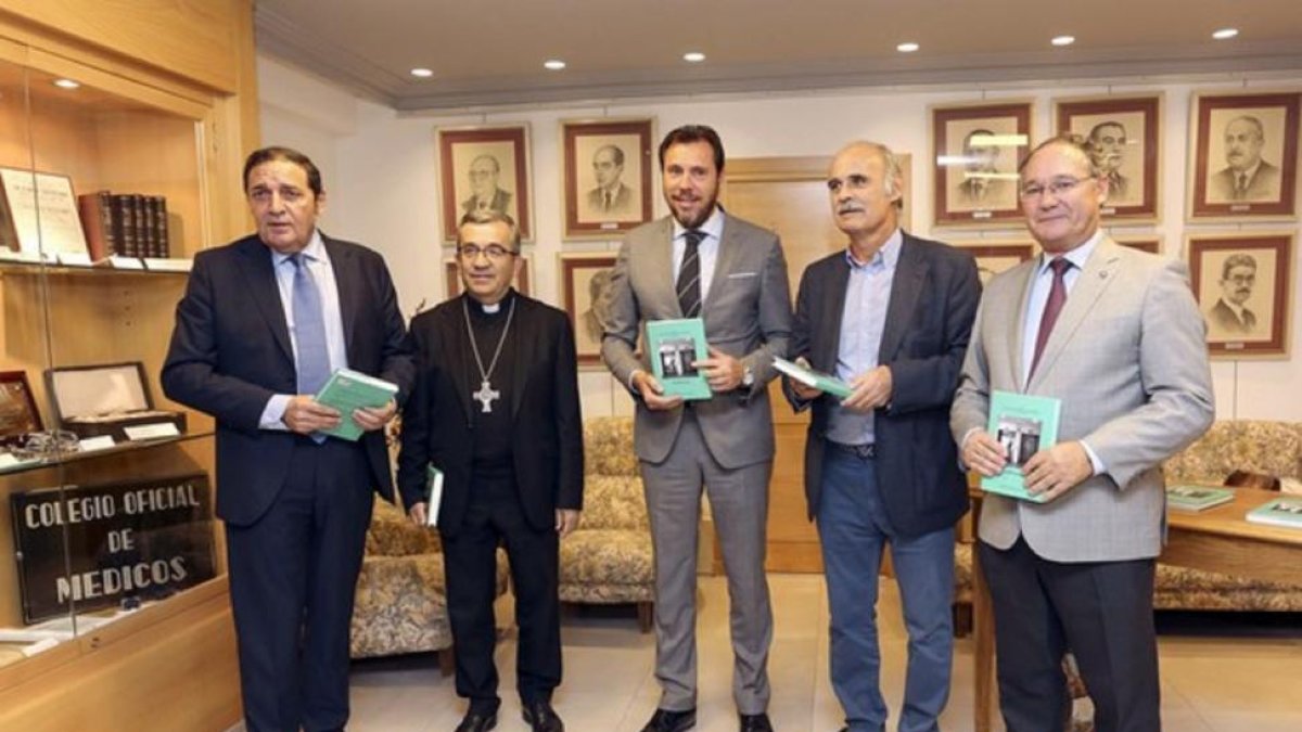 El consejero de Sanidad, Antonio Saez Aguado, Luis Argüello, obispo auxiliar de Valladolid, Oscar Puente, alcalde de Valladolid, y José Antonio Otero, presidente colegio médicos, participan en la presentación del libro 'Hospitales'-ICAL
