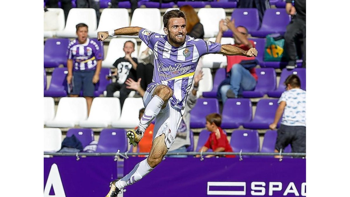 Gianniotas celebra el segundo gol anotado a los tres minutos de estar en el campo.-J.M. LOSTAU