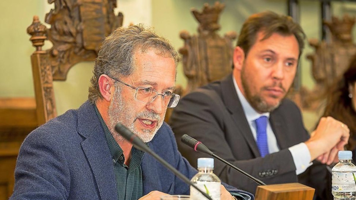 El concejal Manuel Saravia, interviene durante el pleno de ayer ante la mirada de Óscar Puente.-MIGUEL ÁNGEL SANTOS (PHOTOGENIC)