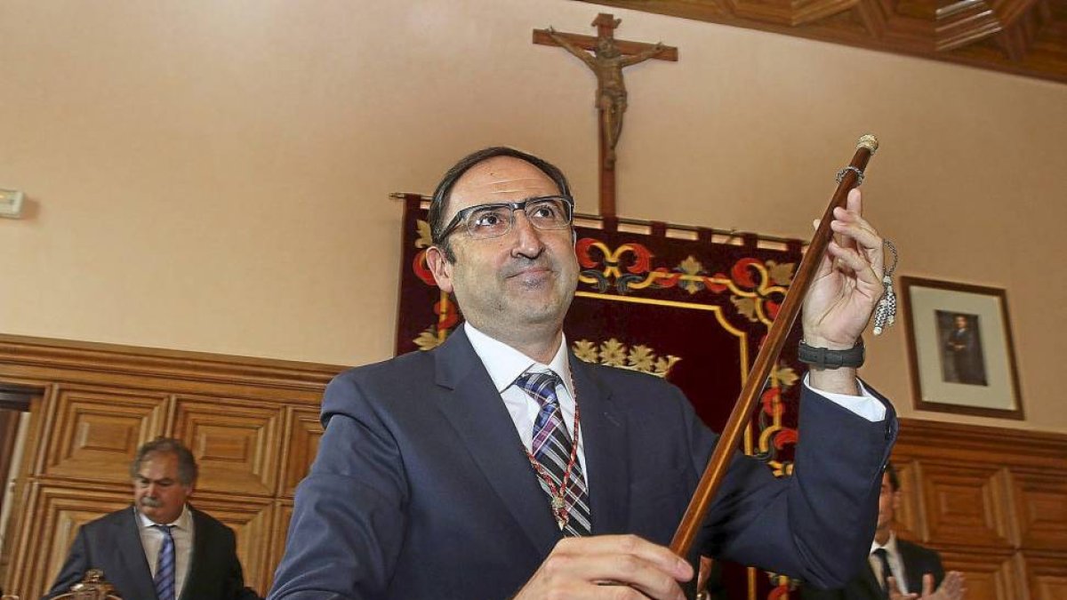 Alfonso Polanco, recogiendo el pasado sábado el bastón de mando como alcalde de la ciudad de Palencia.-ICAL