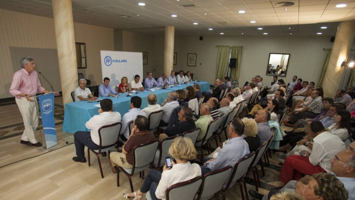 El Partido Popular de Ávila celebra una reunión de su Junta Directiva. En la foto, un momento durante la intervención del alcalde de Ávila, José Luis Rivas-Ical