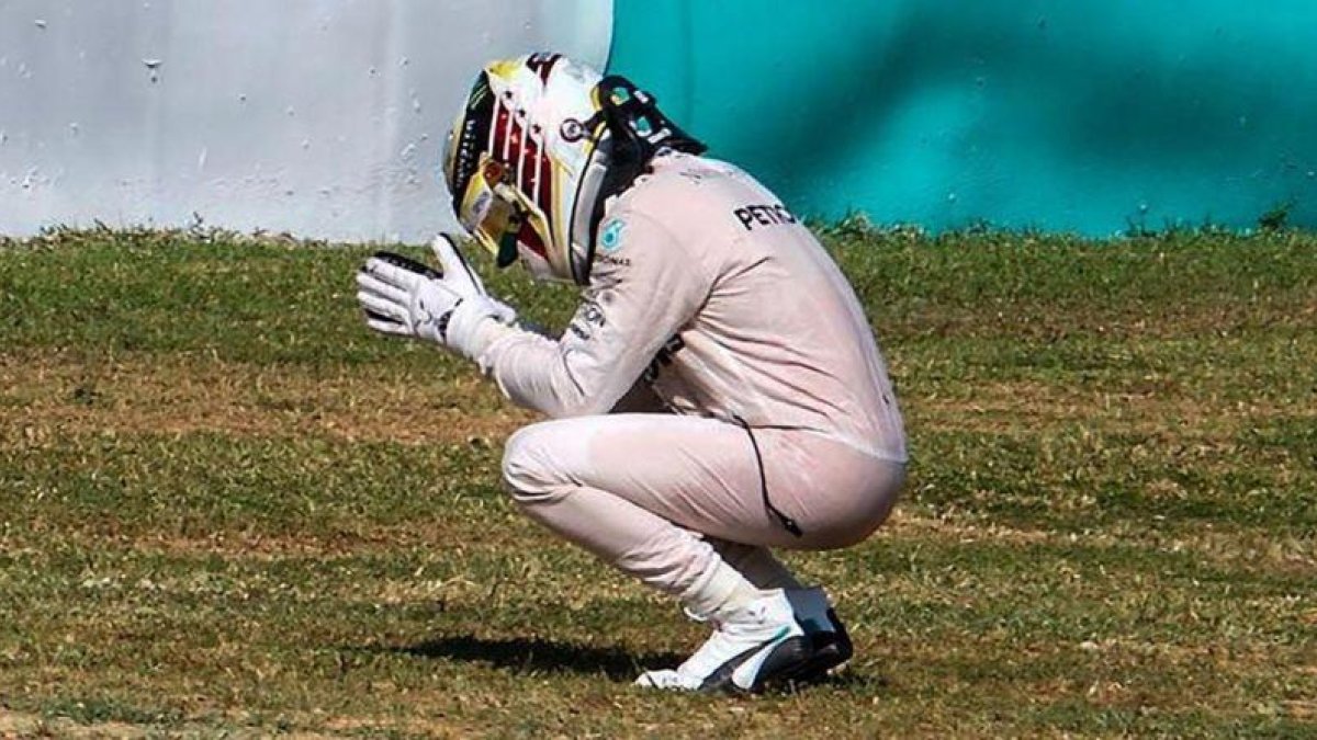 Lewis Hamilton se lamenta de su rotura en Malasia.-AFP / DONALD LIM
