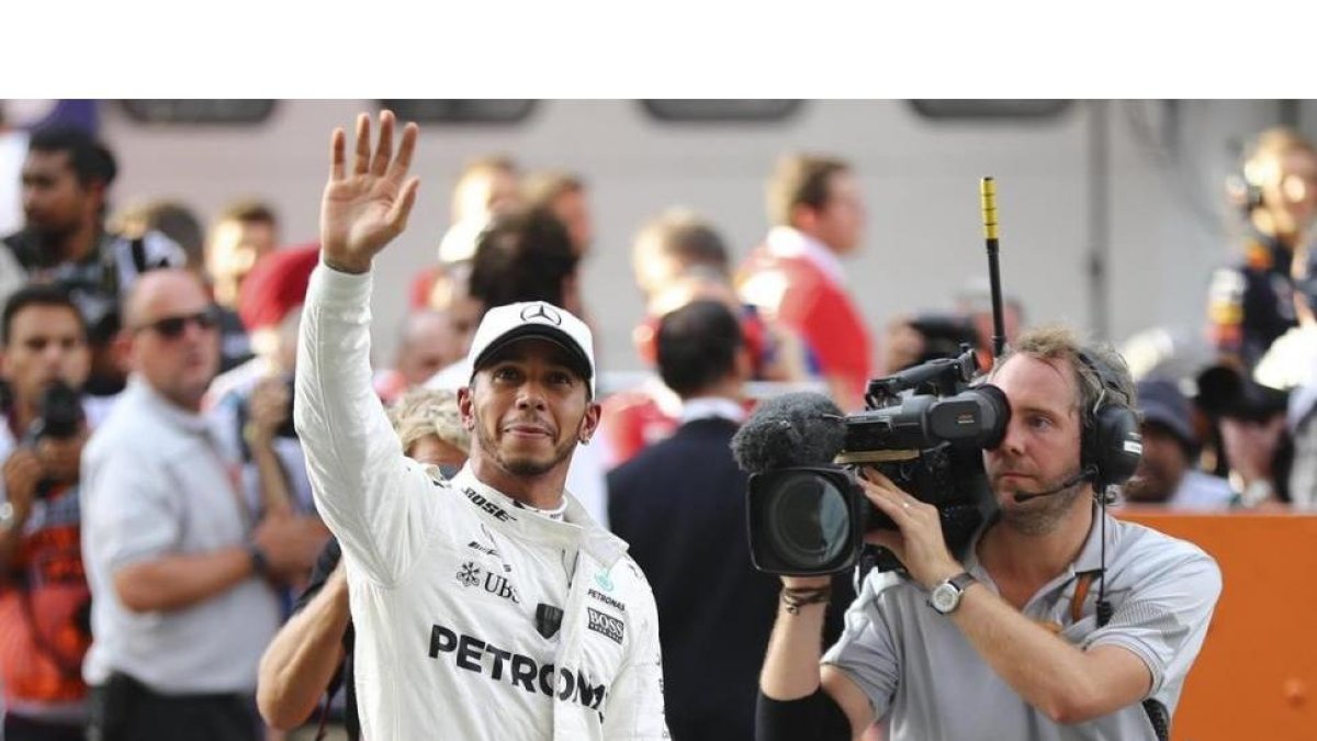 Lewis Hamilton saluda a sus seguidores tras lograr la pole en Malasia.-DIEGO AZUBEL