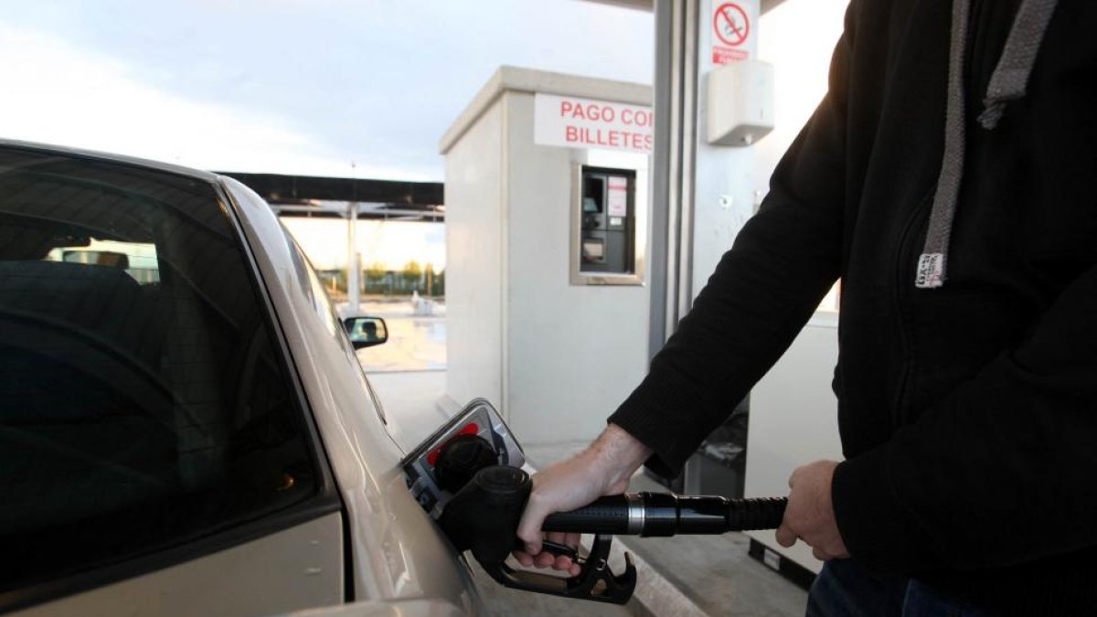Un cliente reposta en una gasolinera Low Cost.