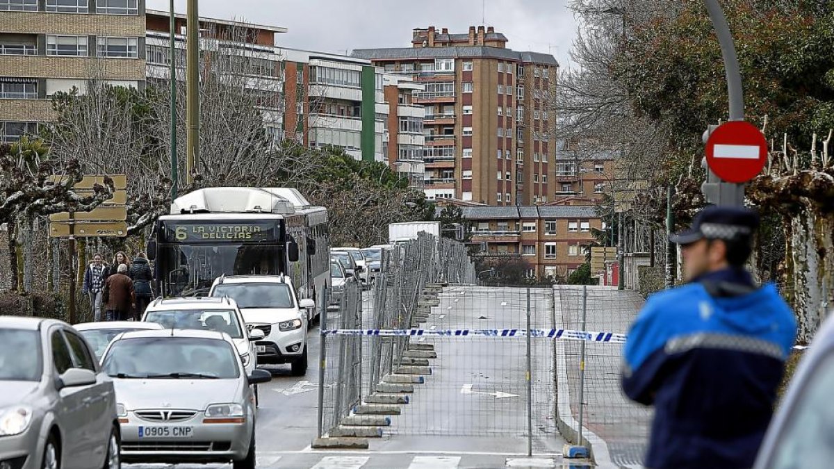 Un agente de la Policía Municipal vigila el paso por el puente del Poniente tras cerrarse uno de los carriles .-J. M. LOSTAU