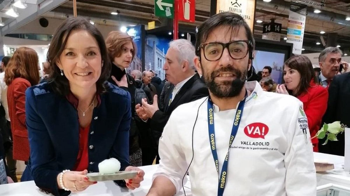 Reyes Marto junto al chef Manases Jiménez en el expositor de Valladolid en Madrid Fusión.-AYUNTAMIENTO DE VALLADOLID