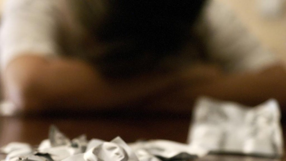 Una joven ante un puñado de pastillas. PHOTOGENIC / MIGUEL ÁNGEL SANTOS