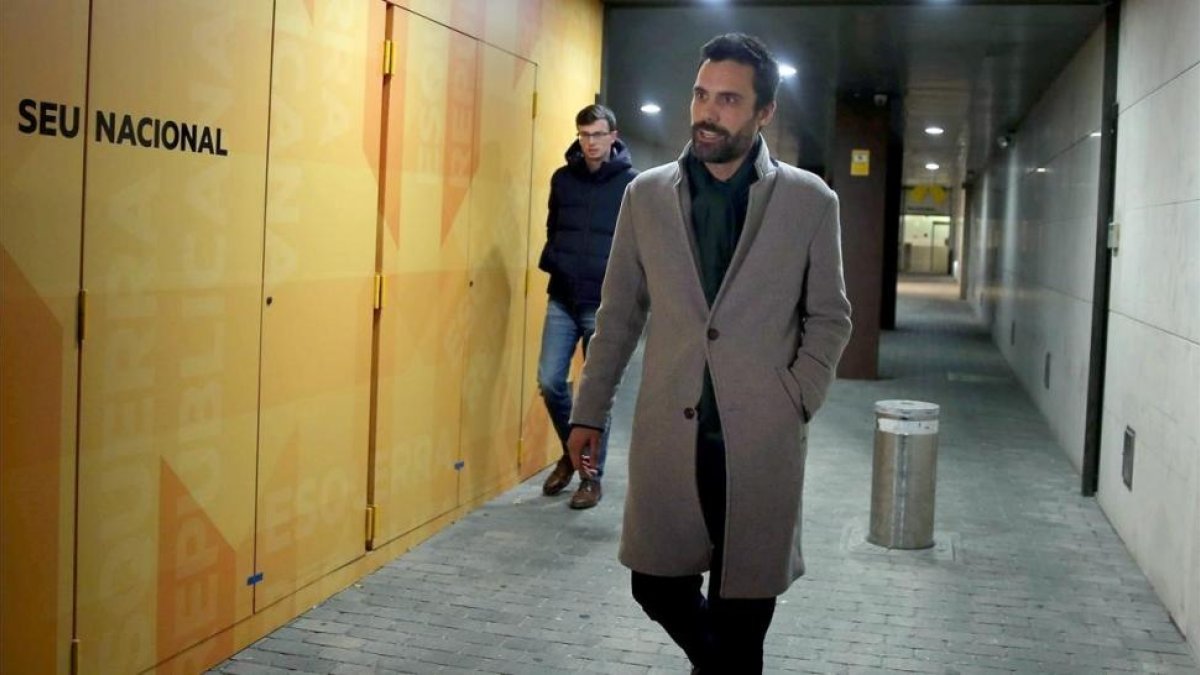 Roger Torrent, este martes, a su salida de la sede de ERC tras conocerse que será candidato a la presidencia del Parlament-. / TONI ALBIR (EFE)