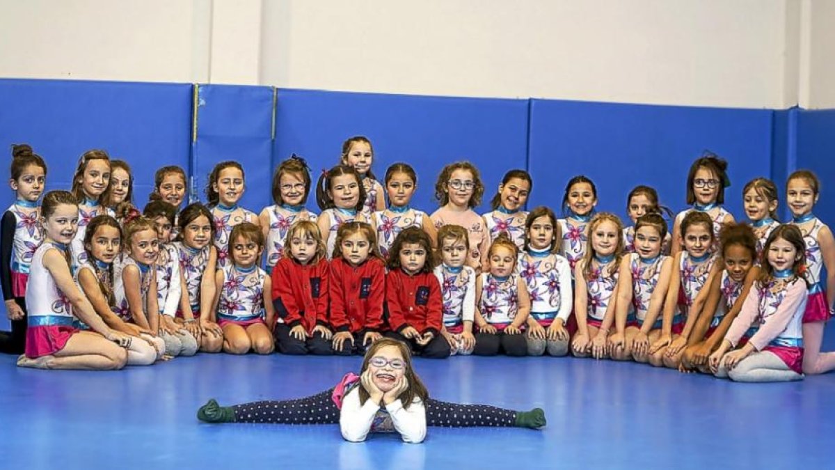 Sofía Velázquez, en primer plano, posa en el polideportivo del Colegio Sagrada Familia - Hijas de Jesús junto a sus compañeras de gimnasia rítmica.-MIGUEL Á. SANTOS